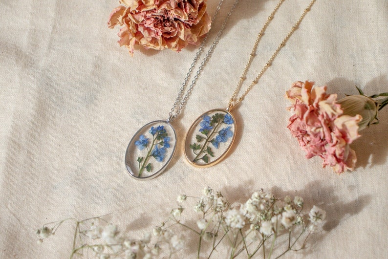 Vergiss mich nicht Halskette Halskette mit gepressten Blumen Getrockneter Blumenschmuck Geschenk für Pflanzendame Echte Blumen Halskette Geschenk für Mama Bild 1
