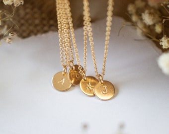 Initiële schijfketting | Kleine munt eerste ketting | Gouden brief ketting | Delicate monogram ketting | Bruidsmeisje cadeau