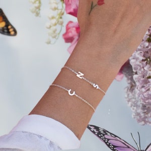 Bracelet initial personnalisé | Bracelet argenté à initiales latérales | Bracelet Lettre | Bijoux personnalisés | Bracelet de demoiselles d'honneur