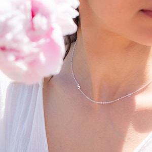 Collier initiale latérale | Collier lettre personnalisé | Collier initial en argent | Collier personnalisé | Cadeau pour maman