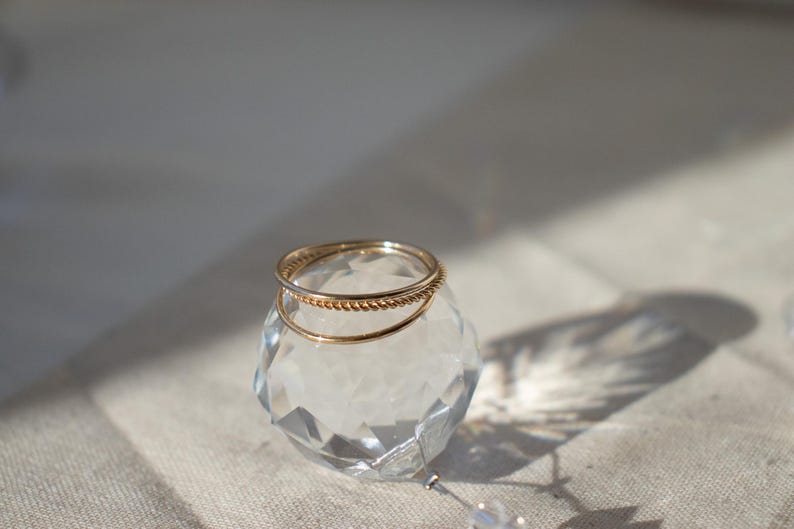 Anillos apilables / Anillo simple relleno de oro de 14 quilates / Anillo minimalista / Anillo en capas / Anillo delicado / Anillos resistentes al agua imagen 5