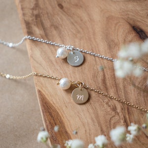 Zierliche Perle und Initial Armband | Gold oder Silber Perlenarmband | Brautjungfer Geschenk | Brautjungfer Vorschlag | Perlenschmuck