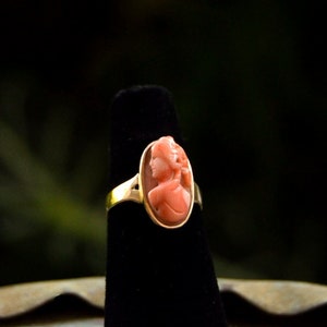 Antique Estate CORAL CAMEO tallado a mano RING 14k Tamaño de oro 4 1/4