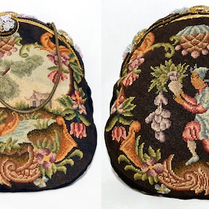 Puede incluir: Un bolso vintage de tapicería con fondo marrón y bordado floral. La parte delantera del bolso presenta una escena de paisaje con un árbol y un río. La parte trasera del bolso presenta una figura que sostiene un ramo de flores.