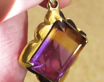 AMETRINE enmarcado en un encanto colgante de oro de 18k