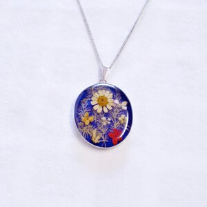 Vintage Encased Real DRIED Pressed FLOWERS in Sterling SILVER Frame Pendant 17&quot; chain