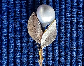 Precioso perno prisionero de solapa con perla barroca de Estate en oro de 14 k