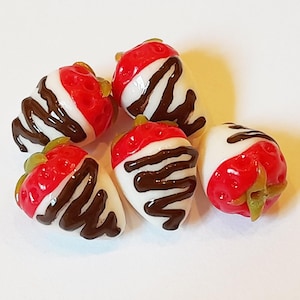 10 fresas cubiertas de chocolate en miniatura para casa de muñecas * Comida para muñecas Mini fresa bañada en chocolate