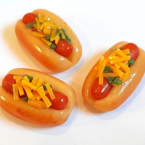 20 Puppenhaus Miniatur Käsehunde * Puppe Mini Essen wohlschmeckende Wurst Chili Hot Dogs Großhandel Lot handgemachte Ton