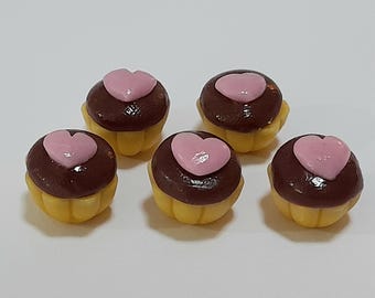 50 Miniaturas de Cupcakes em Formato de Coração Rosa para Casa de Bonecas: Feitos à Mão em Argila Polimérica, 1 cm