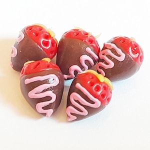 10 fresas cubiertas de chocolate en miniatura para casa de muñecas * Comida para muñecas Mini fresa bañada en chocolate