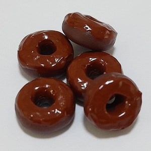 5 Puppenhaus Miniatur Schoko Donuts * Puppe Mini Essen Kuchen Donut Backwaren Handgemacht aus Ton