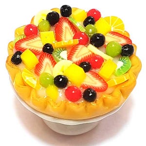 Puppenhaus Miniatur Obst Torte auf einer Keramik Etagere * Puppe Mini Kuchen Kuchen Dessert Gebäck Set Handgemacht aus Ton