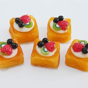 5 Puppenhaus Miniatur Blätterteig Obst Törtchen *Puppe Mini Essen Tiny Pie Dessert Bäckerei Herzchen Kuchen Handgemacht aus Ton