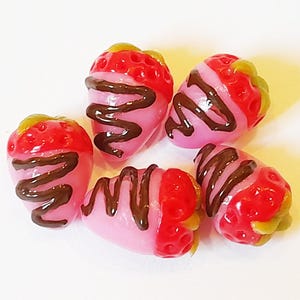 5 Puppenhaus Miniatur Erdbeeren mit Schokoladenüberzug *Puppe Mini Essen Früchte in Schokolade überzogen