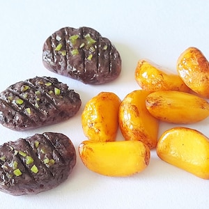 50 gemischte Puppenhaus-Miniaturen gegrillte Steaks + Bratkartoffeln * Puppe Mini Essen Fleisch Steak gekochte Kartoffel Mahlzeit Set Großhandel handgemachte Ton