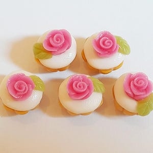 5 Puppenhaus Miniatur Rosa Rosen Cupcakes * Puppe Mini Food Tiny Cupcake Kuchen Set