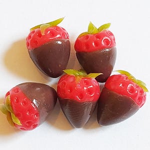 10 fresas cubiertas de chocolate en miniatura para casa de muñecas * Comida para muñecas Mini fresa bañada en chocolate