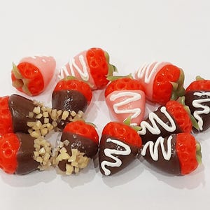 20 fresas cubiertas de chocolate en miniatura para casa de muñecas mixtas * Comida para muñecas Mini Fruta Fresa