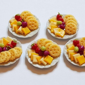 5er Set Puppenhaus Miniature Cracker und Käse auf Keramik Teller * 1-Zoll-Teller Puppe Mini Essen Obst auf Teller Grossposten Lot