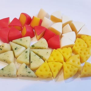 50 Puppenhaus Miniatur gemischte Käse Scheiben * Püppchen Mini Essen Brie Edam Blauschimmel Käse Frühstücks-Set Handgemacht aus Ton