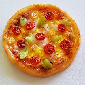 1 Puppenhaus Miniatur Veggie Pizza Doll Mini Food 3 cm. Handgemachte Pizza aus Ton