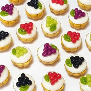 20 Puppenhaus Miniatur gemischte Trauben Cupcakes * Puppe Mini Essen Tiny Cupcake Kuchen Set