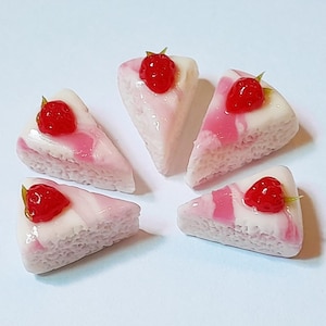 50 Puppenhaus Miniatur Erdbeertorten Stücke * Püppchen Mini Essen Törtchen Dessert Kuchen en gros handgefertigt aus Ton