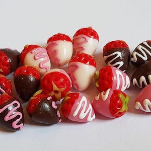 20 fresas cubiertas de chocolate en miniatura para casa de muñecas mixtas * Comida para muñecas Mini Fruta Fresa