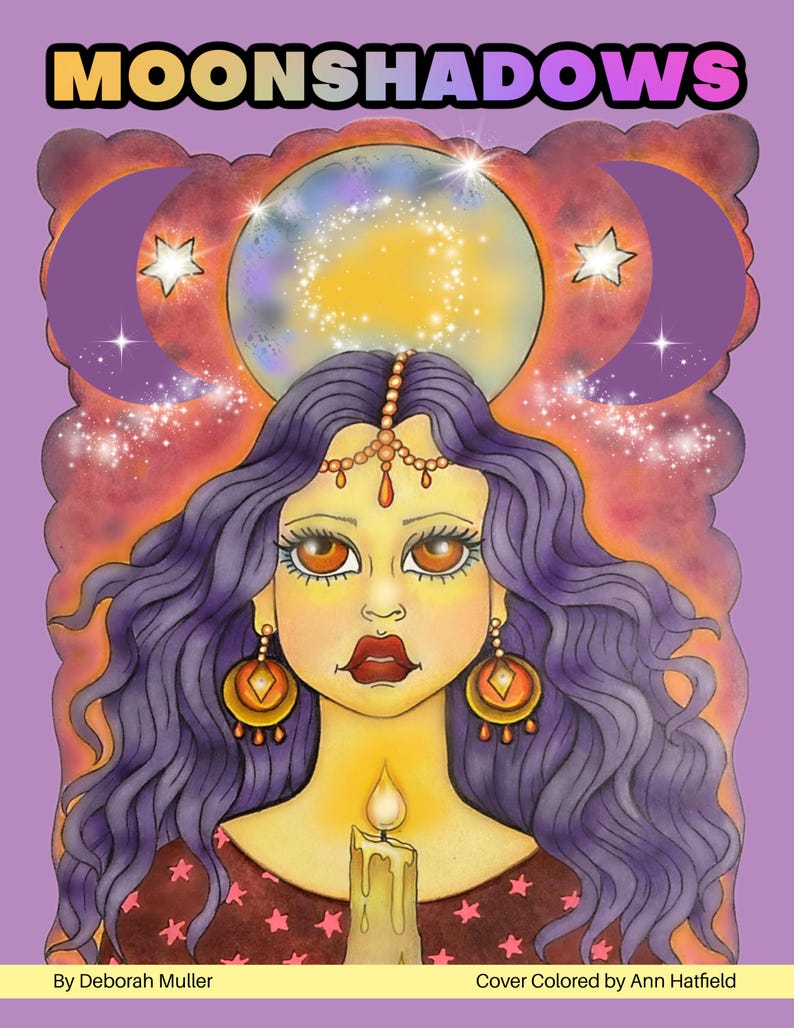 Pu&ograve; includere: Illustrazione colorata con il titolo "MOONSHADOWS" in alto. L'immagine presenta una donna con i capelli viola, che tiene una candela. Una grande luna e stelle sono sullo sfondo. La copertina &egrave; colorata da Ann Hatfield e Deborah Muller.