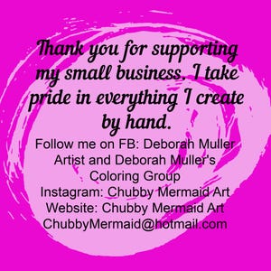 Op de afbeelding: Roze achtergrond met een witte cirkel met de tekst "Bedankt voor het steunen van mijn kleine bedrijf. Ik ben trots op alles wat ik met de hand maak. Volg me op FB: Deborah Muller Artiest en Deborah Muller's Kleurgroep Instagram: Chubby Mermaid Art Website: Chubby Mermaid Art ChubbyMermaid@hotmail.com"