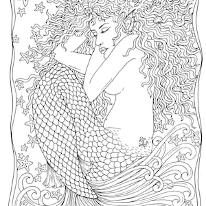 Op de afbeelding: Zwart-wit illustratie van een zeemeermin met lang, golvend haar, een geschubde staart en een anker tattoo. De zeemeermin is omringd door zeesterren en schelpen, met golvende lijnen die water suggereren.