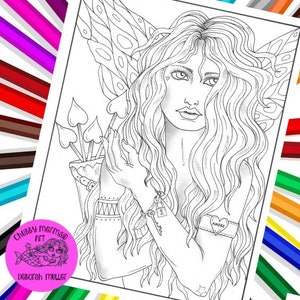 Può includere: Una pagina da colorare in bianco e nero con una fata alata con lunghi capelli fluenti. Tiene un faretra di frecce con punte a forma di cuore. La fata ha un ciondolo a forma di cuore al polso con la scritta "AMORE" su di esso.