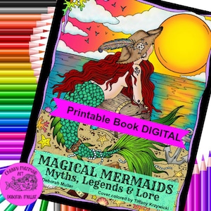 Op de afbeelding: Een digitale, afdrukbare boekomslag met een zeemeermin met rood haar en een groene staart, die een piratenhoed draagt. De omslag bevat de tekst "MAGICAL MERMAIDS Myths, Legends & Lore" en "Printable Book DIGITAL". De illustratie is geplaatst tegen een strand- en zonsondergangachtergrond.