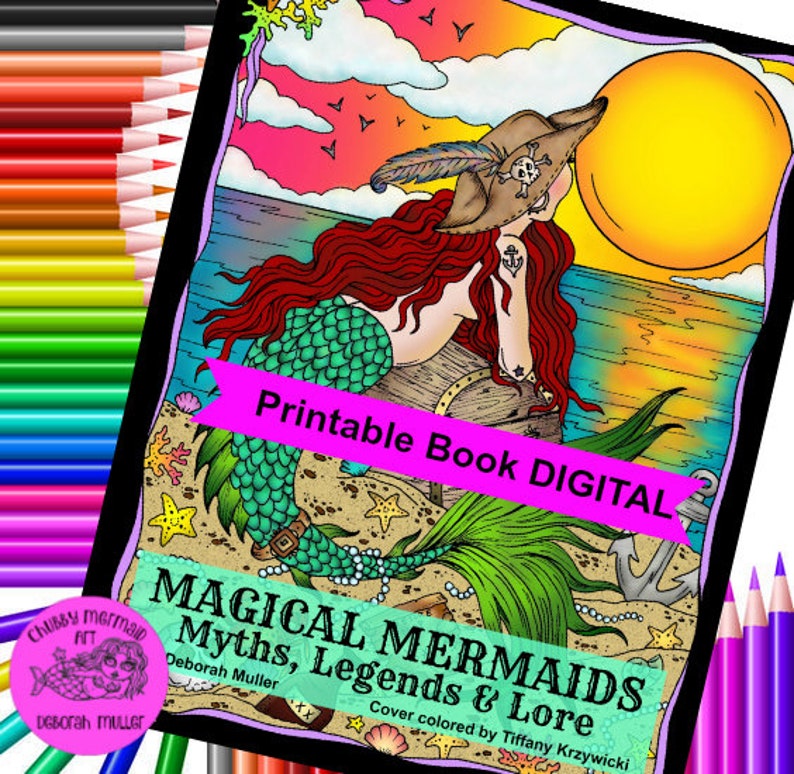 Op de afbeelding: Een digitale, afdrukbare boekomslag met een zeemeermin met rood haar en een groene staart, die een piratenhoed draagt. De omslag bevat de tekst "MAGICAL MERMAIDS Myths, Legends & Lore" en "Printable Book DIGITAL". De illustratie is geplaatst tegen een strand- en zonsondergangachtergrond.