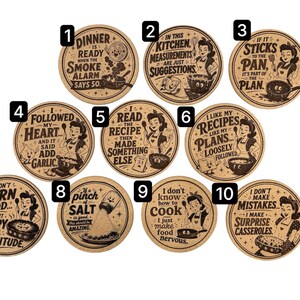 Puede incluir: Una colección de diez posavasos redondos y marrones con diseños retro de cocina. Cada posavasos presenta una ilustración vintage de una mujer y texto humorístico sobre la cocina.