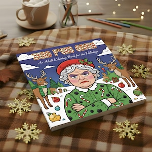 Puede incluir: Un libro para colorear para adultos con temática navideña titulado "ZERO F*CKS GIVEN" con una ilustración de una mujer de rostro severo con un vestido verde. La portada presenta renos, adornos y diseños de bastones de caramelo. El libro está sobre una superficie a cuadros.