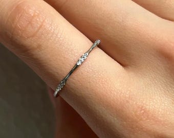 Delicado anillo apilable de plata de ley: banda minimalista de circonitas