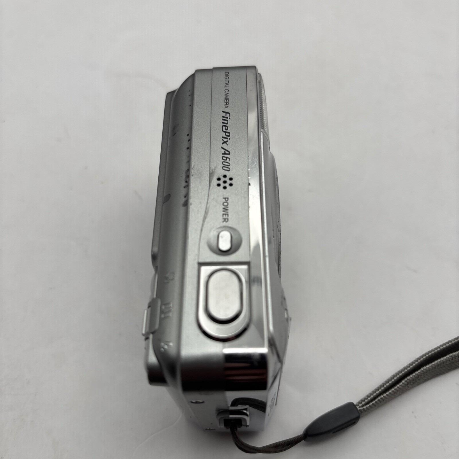 富士フイルム FinePix A600 6.3MP デジタルカメラ シルバー - 動作 