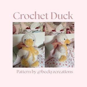 Könnte beinhalten: Ein weiß-gelbes Häkel-Enten-Plüschtier mit flauschiger Textur, schwarzen Augen und einem gelben Schnabel. Die Ente hat einen passenden gelben Garnschal, der um den Hals gebunden ist. Der Text Crochet Duck und Pattern by @beckyzcreations ist sichtbar.