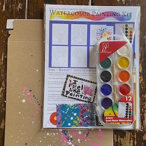 K&ouml;nnte beinhalten: Aquarell-Malset mit 12 halbfeuchten Aquarellfarben, zwei Pinseln und vier Schwarzwei&szlig;-Illustrationen von Blumen und Stillleben. Das Set enth&auml;lt den Text "WATERCOLOR PAINTING KIT" und "FLOWERS AND STILL LIFES".
