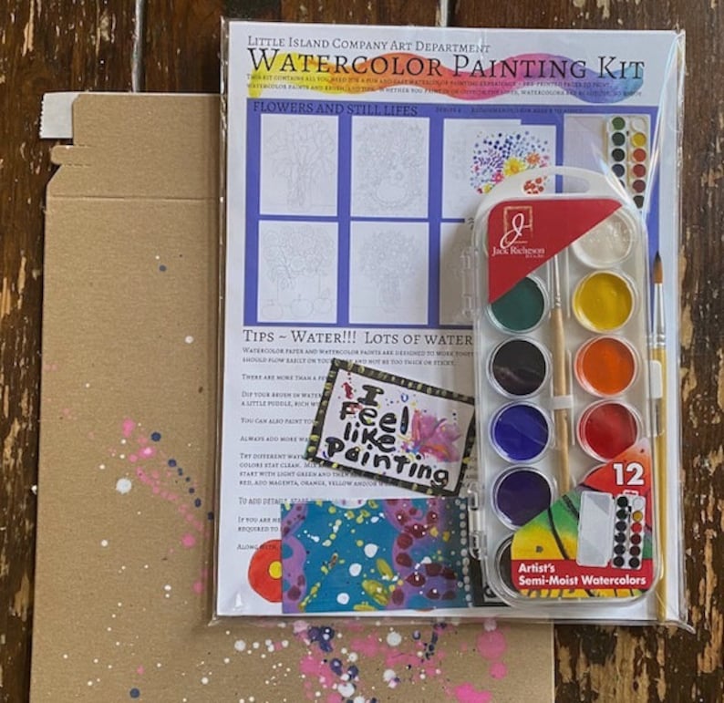 K&ouml;nnte beinhalten: Aquarell-Malset mit 12 halbfeuchten Aquarellfarben, zwei Pinseln und vier Schwarzwei&szlig;-Illustrationen von Blumen und Stillleben. Das Set enth&auml;lt den Text "WATERCOLOR PAINTING KIT" und "FLOWERS AND STILL LIFES".
