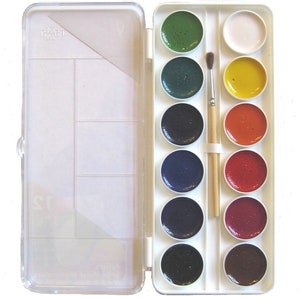 K&ouml;nnte beinhalten: Ein wei&szlig;es, aus Kunststoff gefertigtes Aquarell-Farbset mit 10 runden Farbt&ouml;pfchen und einem kleinen Pinsel. Die Farbt&ouml;pfchen sind in zwei Reihen mit jeweils f&uuml;nf angeordnet. Die Farben sind gr&uuml;n, blau, schwarz, rot, orange, gelb und wei&szlig;. Das Set ist ge&ouml;ffnet und einsatzbereit.