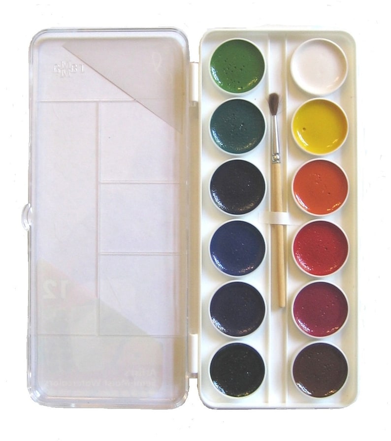 K&ouml;nnte beinhalten: Ein wei&szlig;es, aus Kunststoff gefertigtes Aquarell-Farbset mit 10 runden Farbt&ouml;pfchen und einem kleinen Pinsel. Die Farbt&ouml;pfchen sind in zwei Reihen mit jeweils f&uuml;nf angeordnet. Die Farben sind gr&uuml;n, blau, schwarz, rot, orange, gelb und wei&szlig;. Das Set ist ge&ouml;ffnet und einsatzbereit.
