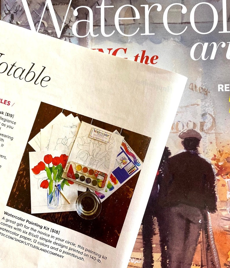 K&ouml;nnte beinhalten: Aquarell-Malset mit sechs einfachen Designs, die auf 140 lb Aquarellpapier gedruckt sind, 12 Farben und einem Pinsel. Das Set enth&auml;lt eine Aquarellfarben-Palette, einen Pinsel und ein Glasgef&auml;&szlig;. Die Designs zeigen einen Strau&szlig; roter Tulpen in einer Vase.