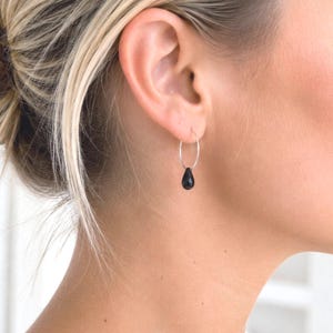 Orecchini a cerchio sottili in argento sterling fatti a mano, orecchini a goccia in vetro ceco nero, orecchini pendenti minimalisti, orecchini a goccia per tutti i giorni, regalo per lei