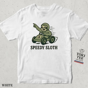 スピーディーナマケモノの面白いレーシング漫画Tシャツ / ゴーカートナマケモノドライバーのユーモアTシャツ レトロ動物グラフィックシャツ ゲーマーへのギフト 男性 女性 ユニセックス