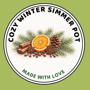 Könnte beinhalten: Ein rundes Grafikdesign mit dem Text "Cozy Winter Simmer Pot" und "Made With Love". Das Bild zeigt eine Orangenscheibe, Zimtstangen, Sternanis, Nelken, einen Tannenzapfen und Tannenzweige auf weißem Hintergrund.