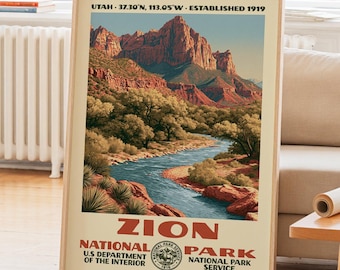 Könnte beinhalten: Ein vertikales Poster mit einer Landschaftsillustration des Zion-Nationalparks mit roten Felsbergen, einem gewundenen blauen Fluss und grünen Bäumen. Der Text lautet: UTAH 37.30 N, 113.05 W ESTABLISHED 1919 ZION NATIONAL PARK U.S DEPARTMENT OF THE INTERIOR.