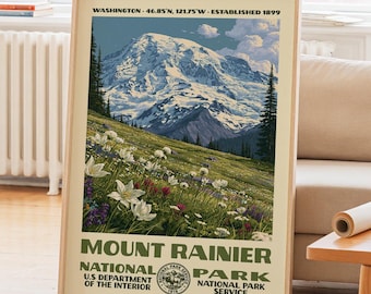 Könnte beinhalten: Ein vertikales Poster mit einer Landschaftsillustration des Mount Rainier mit schneebedecktem Gipfel, grünen Wiesen und Wildblumen. Der Text lautet: WASHINGTON 46.85 N, 121.75 W ESTABLISHED 1899 MOUNT RAINIER NATIONAL PARK U.S DEPARTMENT OF THE INTERIOR.